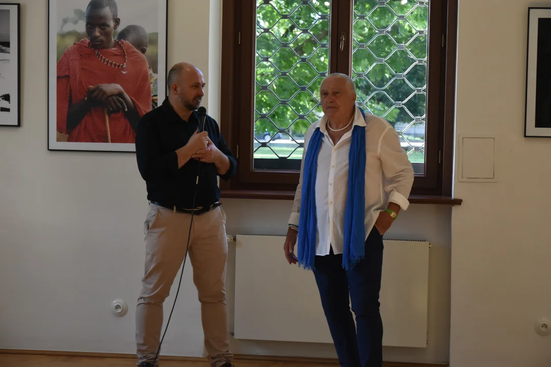 „Świat w obiektywie” – Wally Kulak powraca do rodzinnego miasta z niezwykłą wystawą