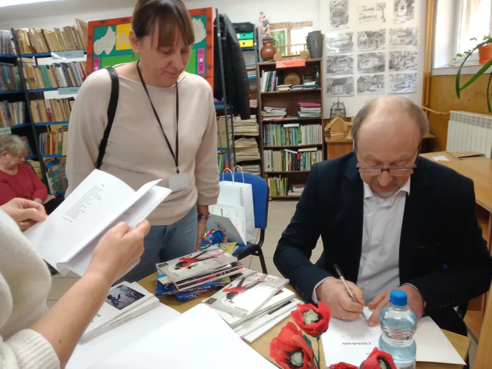 Spotkanie autorskie Marka Króla w Szkole Podstawowej w Dąbrowicy. Jak było? (foto) - Zdjęcie główne