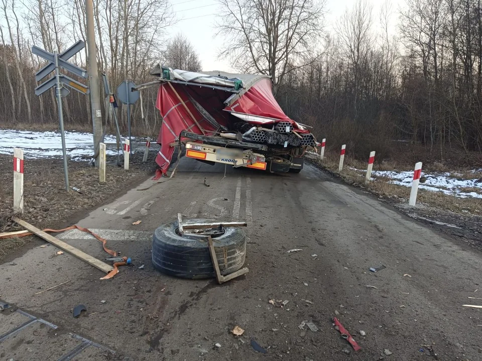 Lubelskie: Ciężarówka zderzyła się z lokomotywą. O włos od tragedii! - Zdjęcie główne