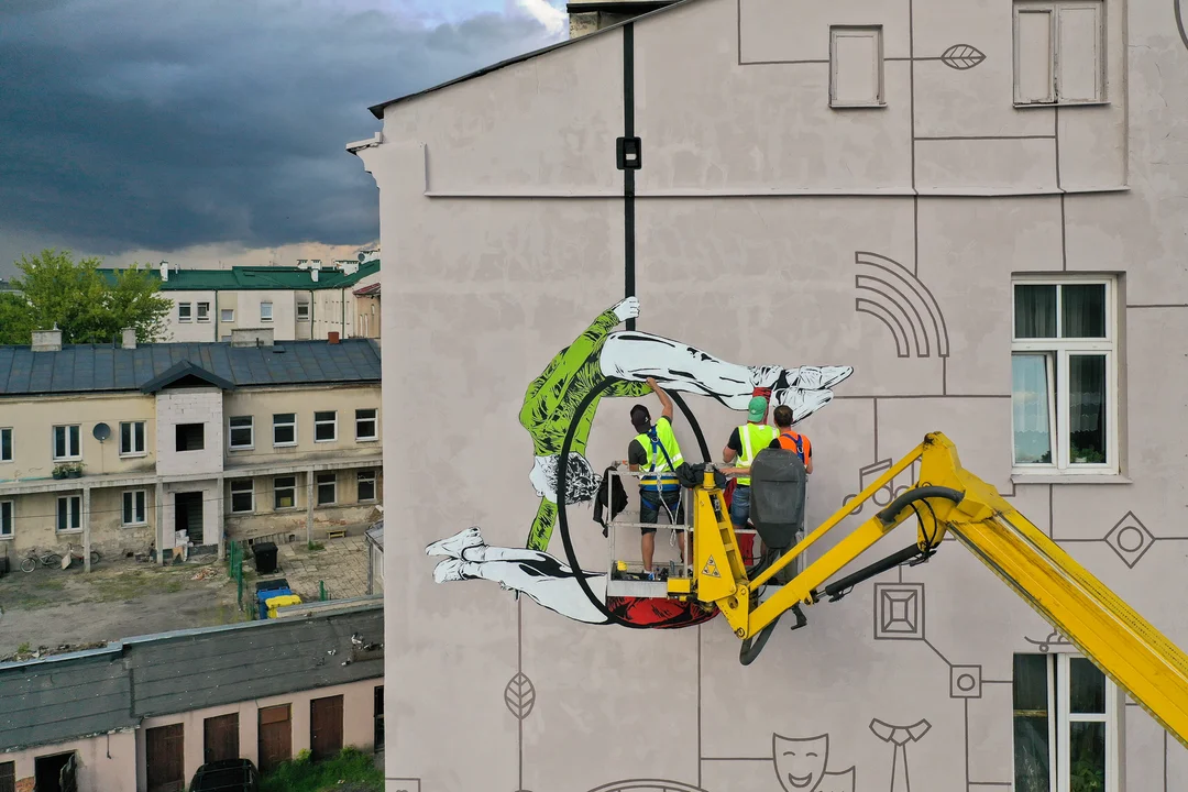 Lublin: Nowy mural zdobi ścianę budynku przy dworcach - Zdjęcie główne