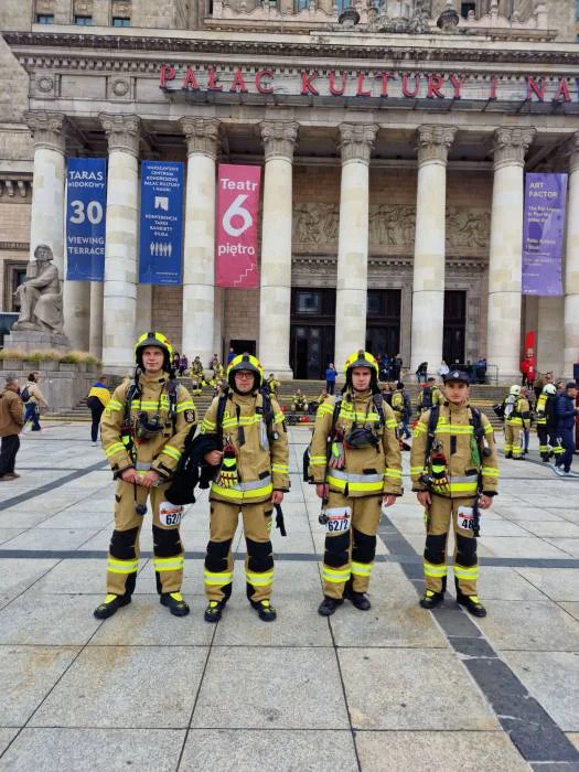 Czterech łęczyńskich strażaków zaliczyło Bieg po schodach w Pałacu Kultury i Nauki - Zdjęcie główne