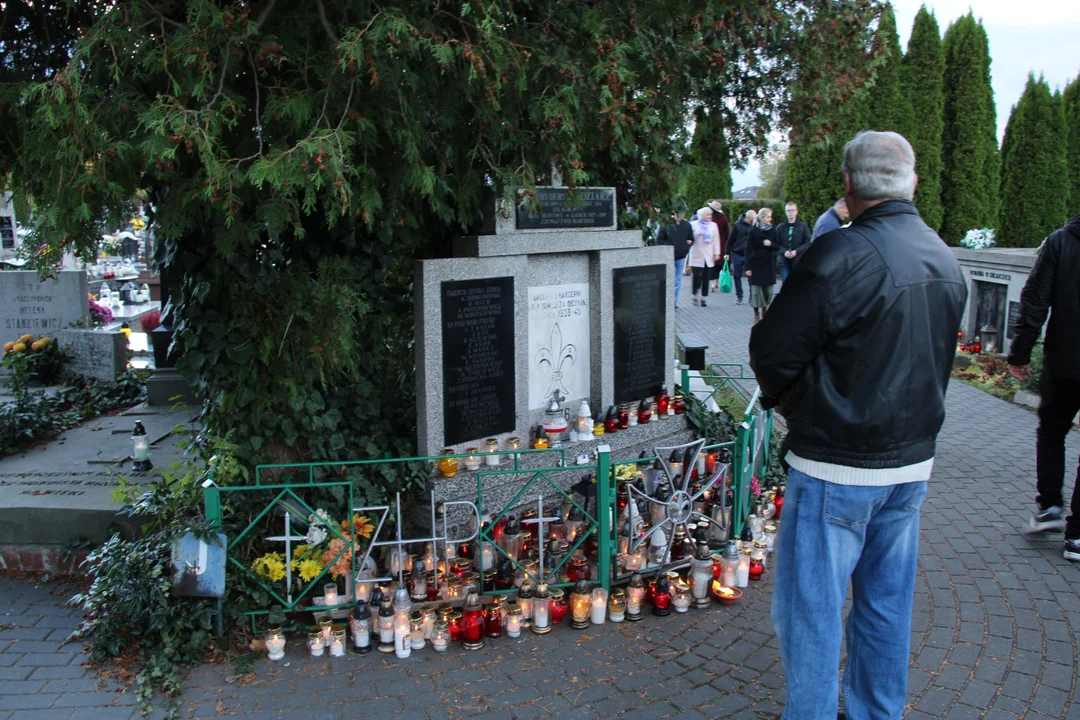 Pomnik upamiętniający zabitych harcerzy i harcerki w 1945 roku