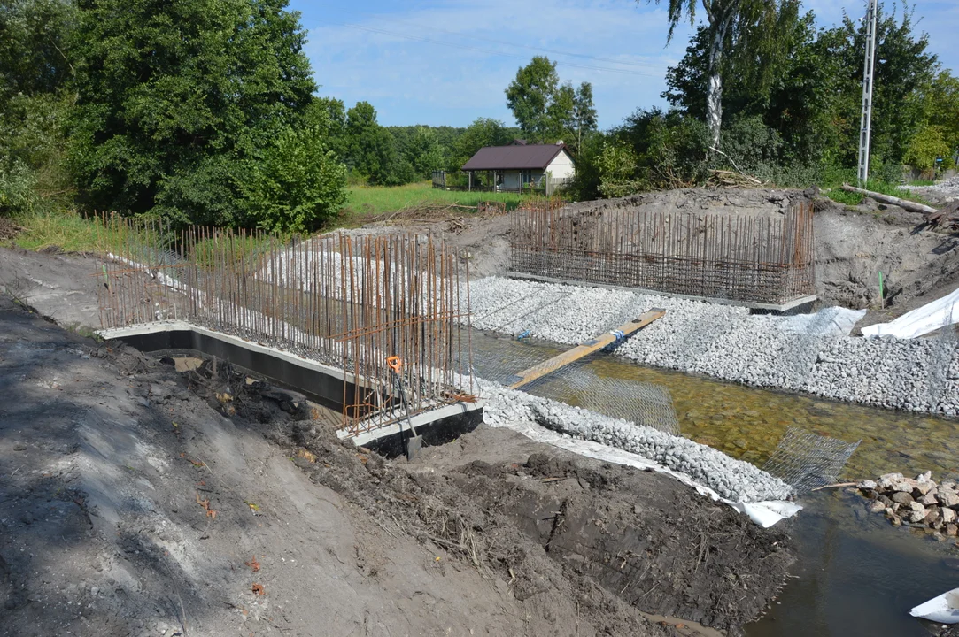 Opole Lubelskie: Trwa przebudowa mostu na rzece Leonce (ZDJĘCIA) - Zdjęcie główne