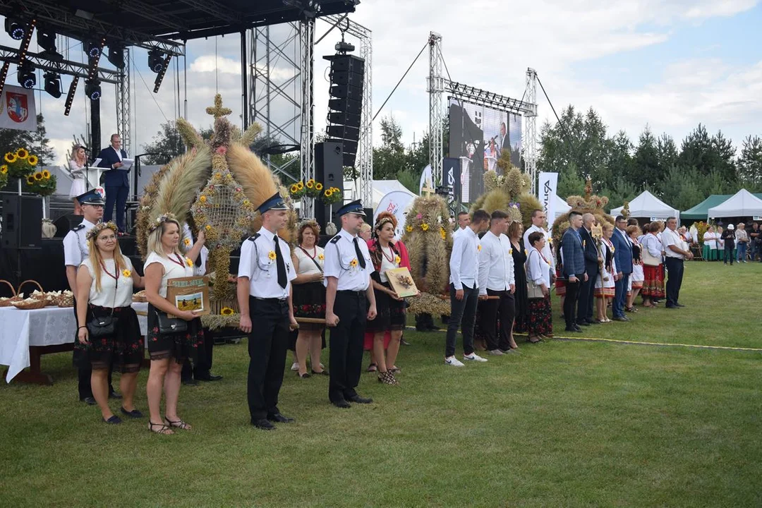 Dożynki Powiatowe w Drelowie 2023. Korowód i prezentacja wieńców