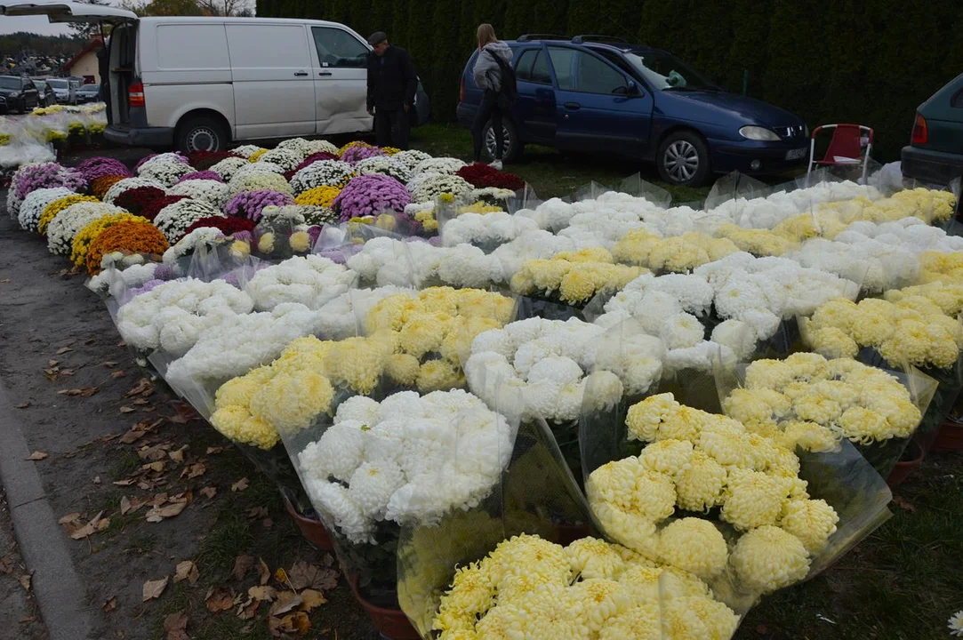 Przedświąteczny ruch przy cmentarzach w Chodlu i Poniatowej