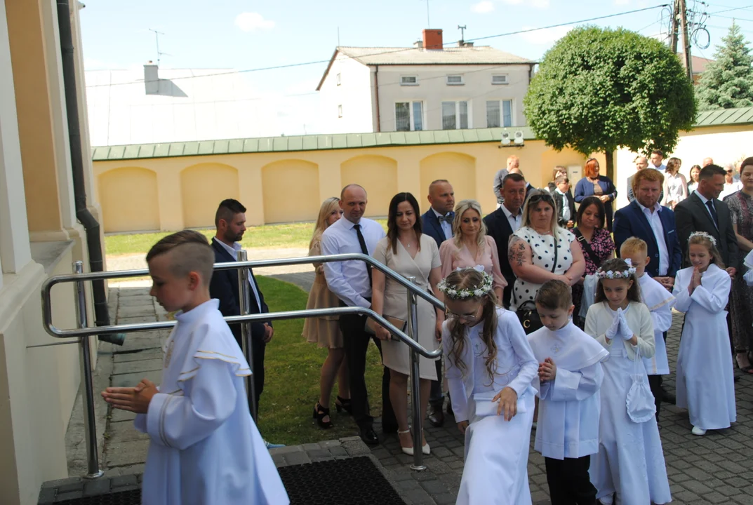 Uczniowie z klas III A i III C z SP nr 2 w Opolu Lubelskim przystąpili do I Komunii Świętej 3 czerwca o godz. 10