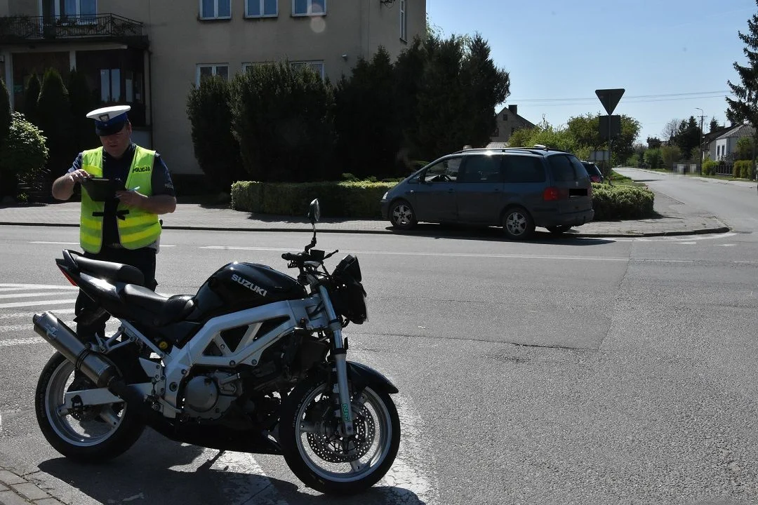 Powiat bialski: Samochód zderzył się z motocyklem. Kierowca jednośladu w szpitalu