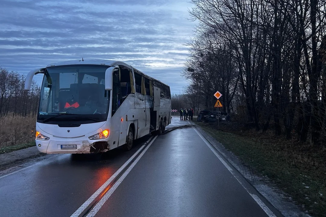 Województwo lubelskie: Autokar wjechał do rowu, a wcześniej osobówka. Nowe informacje