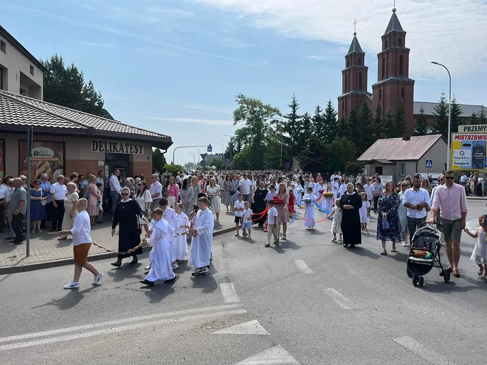 Procesja Bożego Ciała w parafii Matki Kościoła w Łukowie