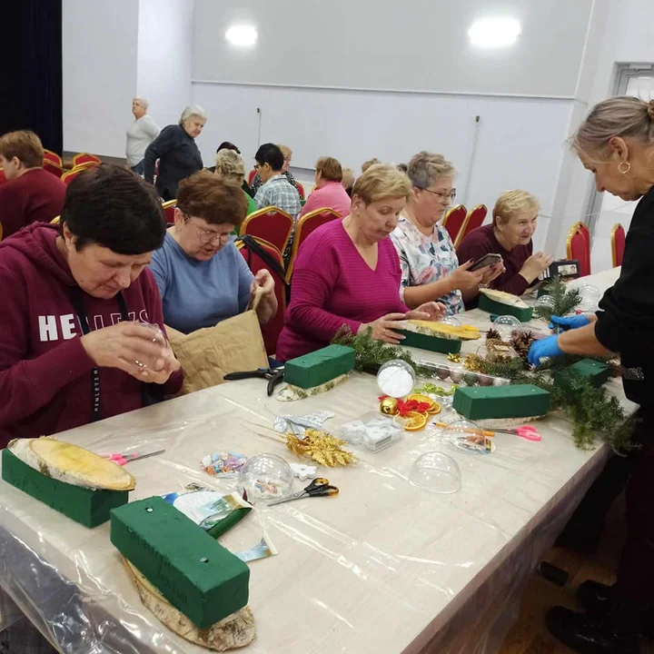 Seniorzy z gminy Trzebieszów zrobili świąteczne stroiki