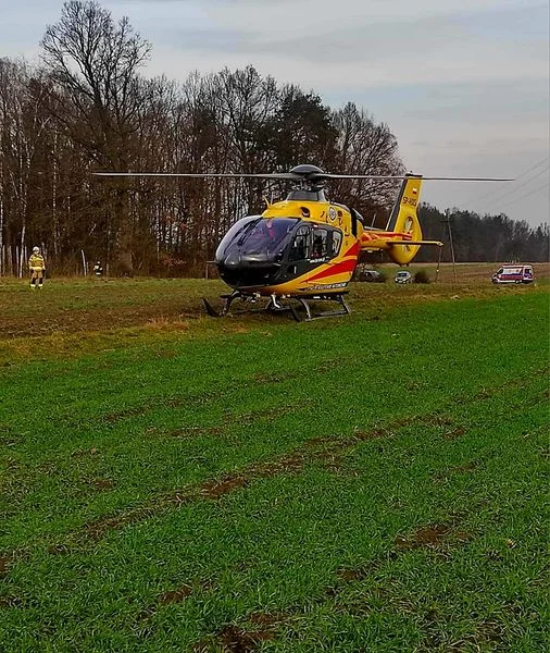 Mężczyzna zranił się piłą w nogę. Śmigłowiec LPR zabrał go do szpitala. - Zdjęcie główne