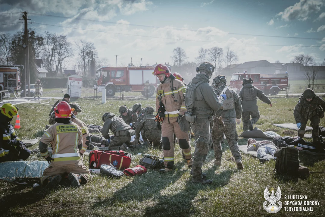 Atak rakietowy na szkołę. Ćwiczenia lubelskich terytorialsów, strażaków i ratowników