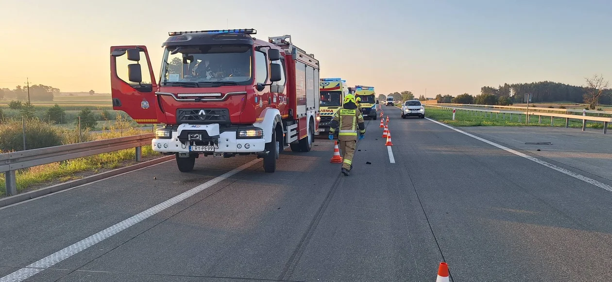 Z impetem wjechał w ciężarówkę na S17. Audi w strzępach, trzy osoby w szpitalu