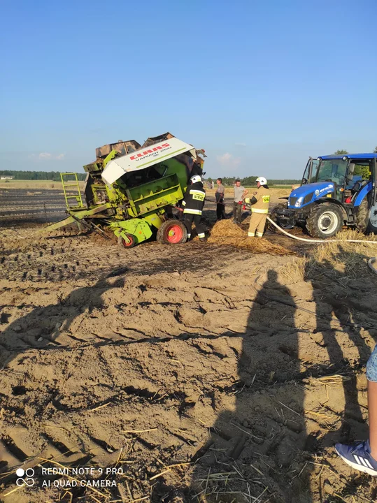 W gminie Serokomla płonęła prasa belująca i ściernisko