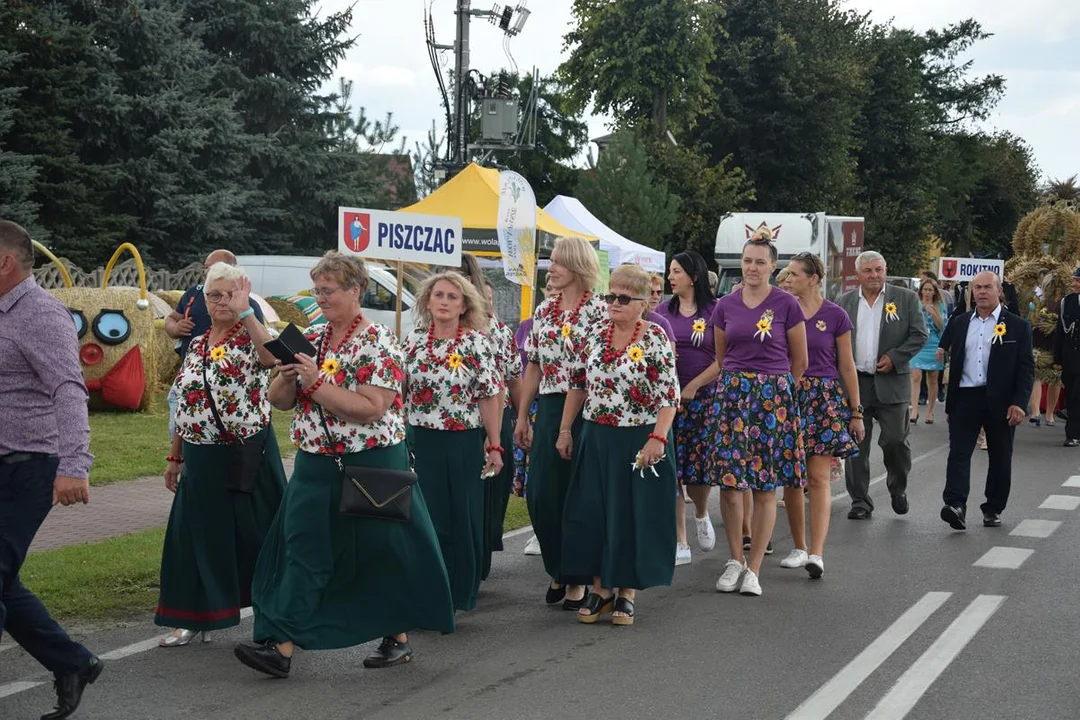 Dożynki Powiatowe w Drelowie 2023. Korowód i prezentacja wieńców