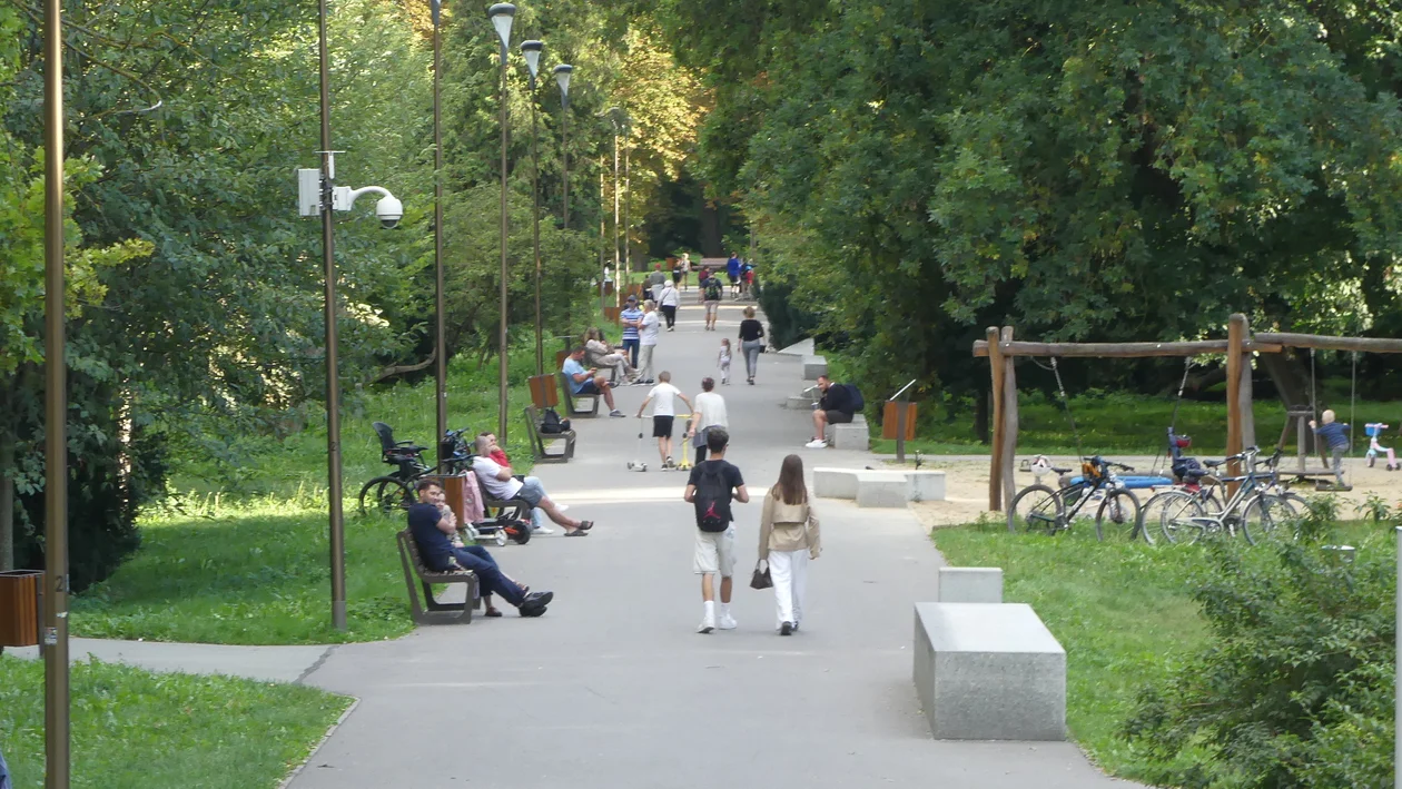 Park Ludowy w Lublinie. Idealne miejsce na weekendowy spacer. Zdjęcia - Zdjęcie główne