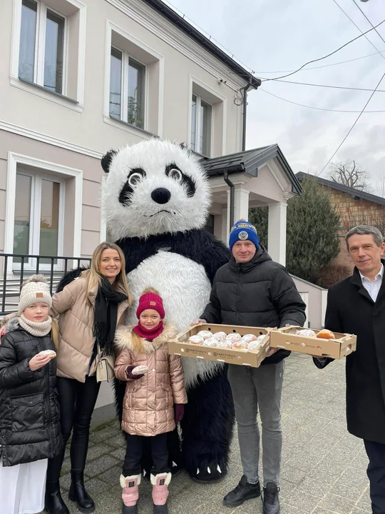 To była wyjątkowo "słodka" akcja. Sołtys Miastkowa Kościelnego wynajął do pomocy... pandę! - Zdjęcie główne