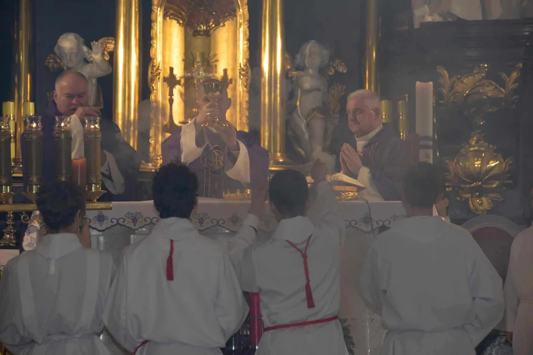 Biskup Grzegorz Suchodolski odwiedził Parafię Podwyższenia Krzyża Św. Ingres Biskupa z plebanii do kościoła i msza święta