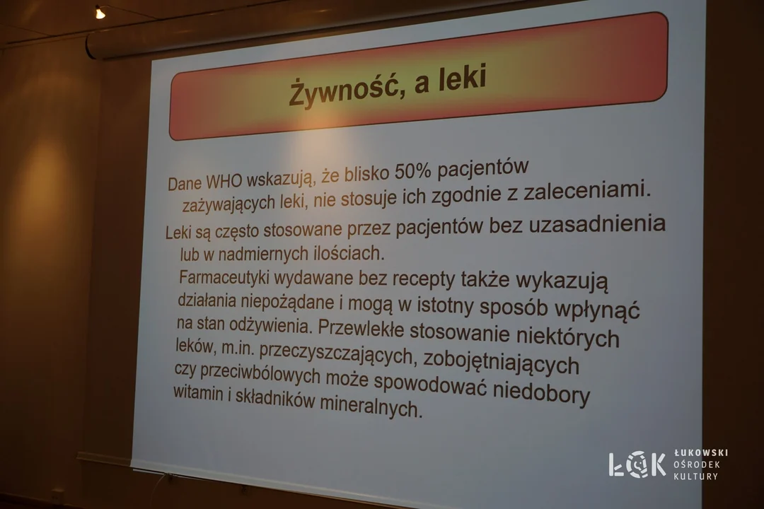 Spotkanie dla ŁUTW pt. „Leki a żywność”. Czym popijać leki, aby nie zniwelować ich działania?