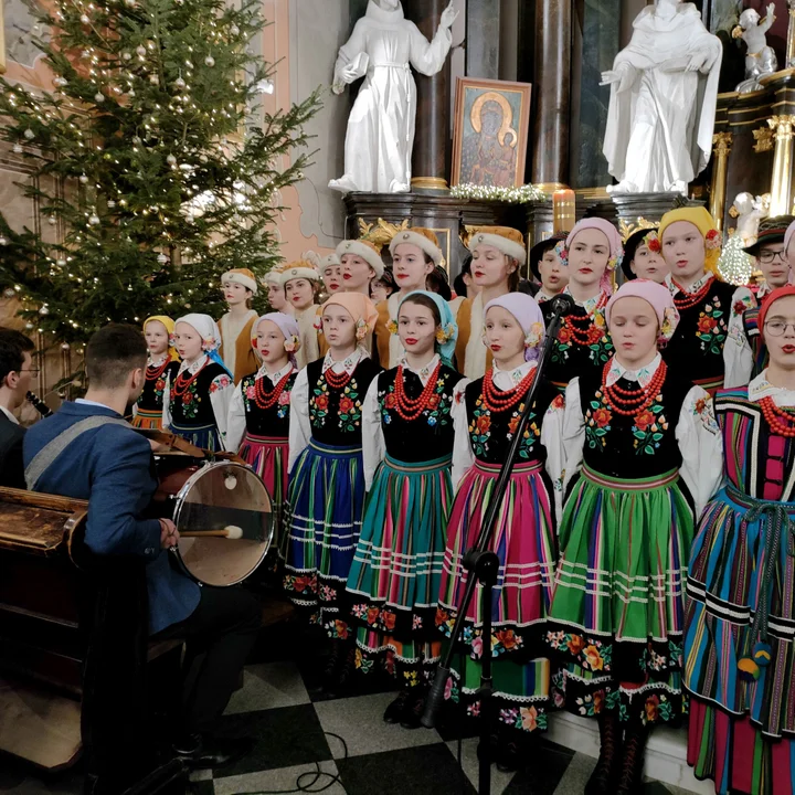 ŁUKÓW „Łukowiacy” kolędowali w parafiach. Wspaniałe koncerty i oprawa mszy św.