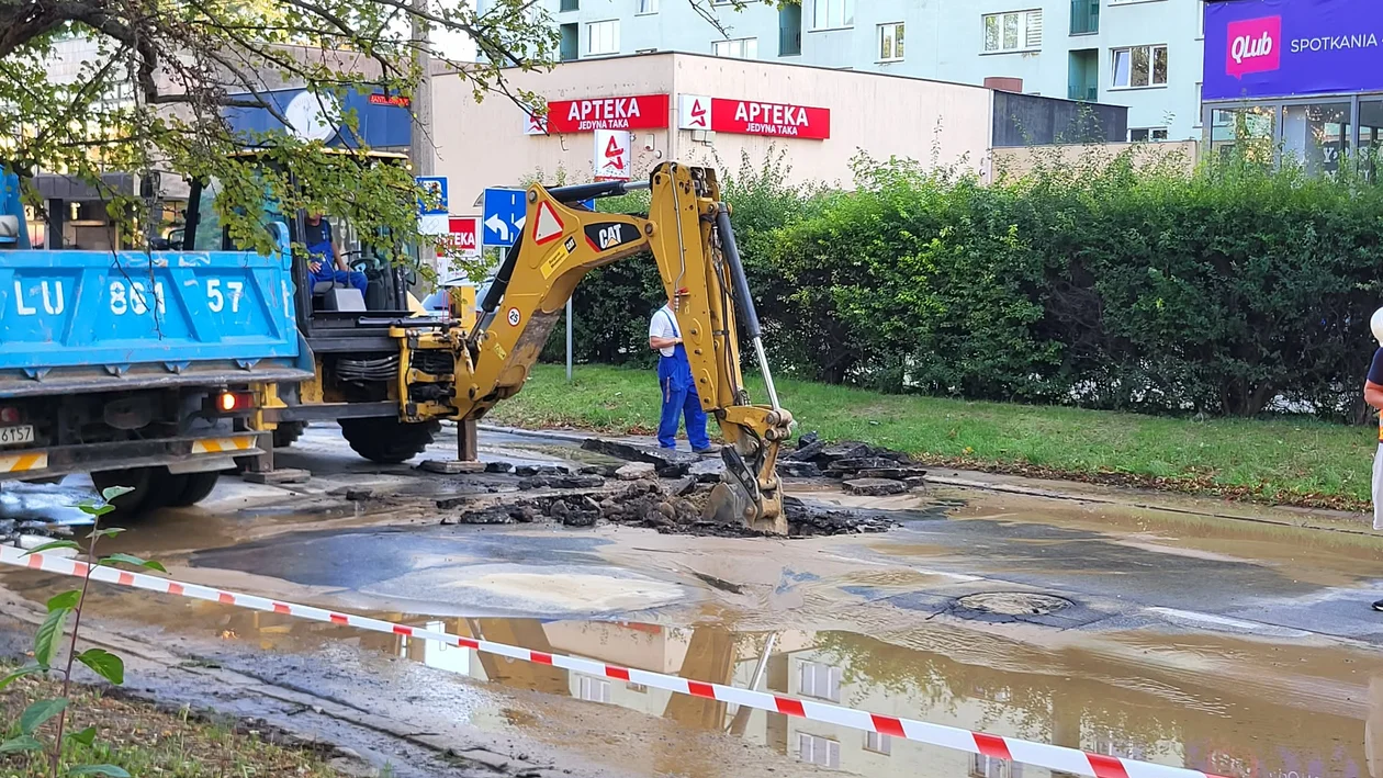 Woda zalała ulicę w Lublinie! Pękła nawierzchnia, mieszkańcy bez wody [ZDJĘCIA i WIDEO] - Zdjęcie główne