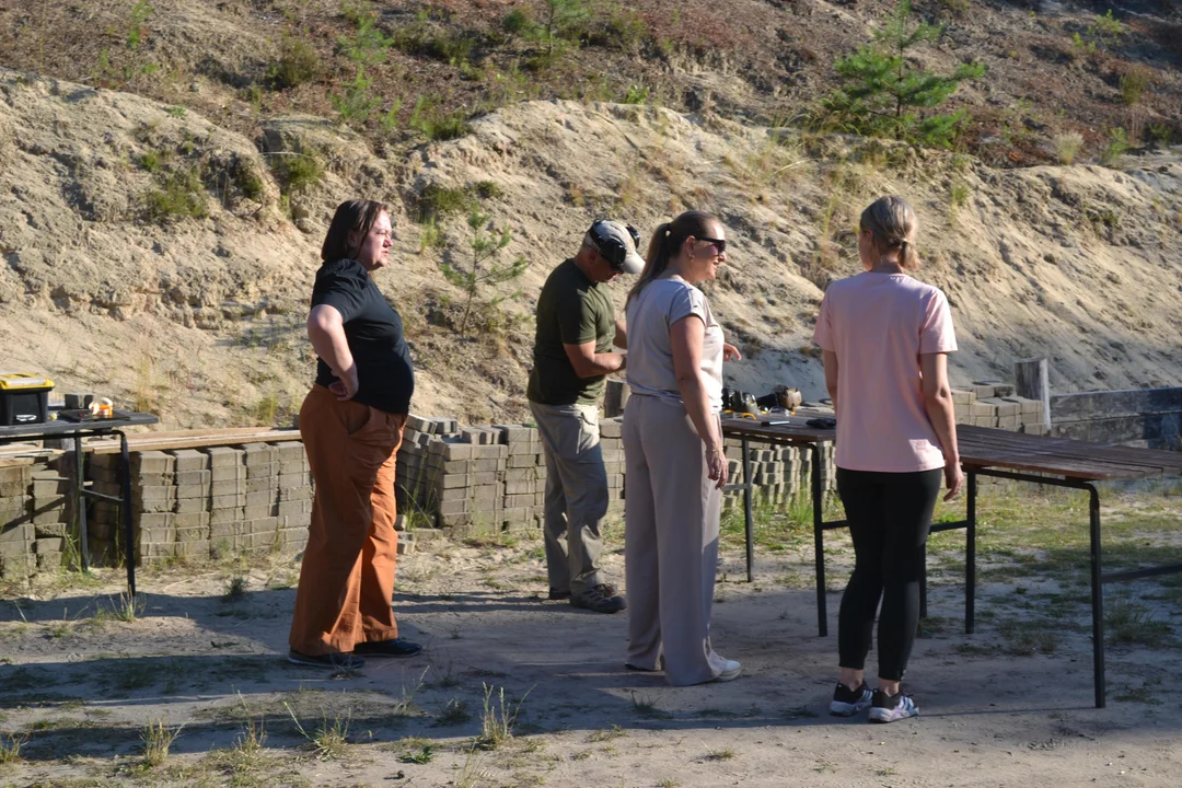 Kobiety poznają strzelectwo – wyjątkowa inicjatywa Biłgorajskiej Rady Kobiet (foto) - Zdjęcie główne