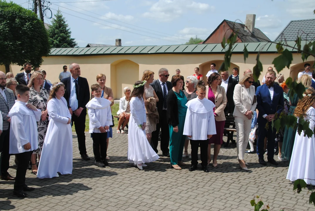 Opole Lubelskie: Uczniowie z Jedynki i z Niezdowa już po komuniach (ZDJĘCIA) - Zdjęcie główne