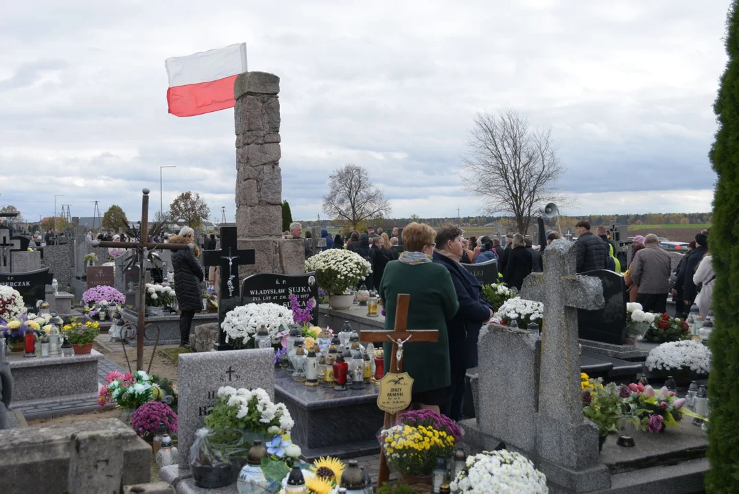 Dzień Wszystkich Świętych na cmentarzu w Okrzei