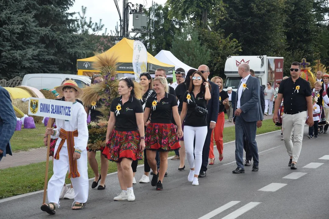 Dożynki Powiatowe w Drelowie 2023. Korowód i prezentacja wieńców