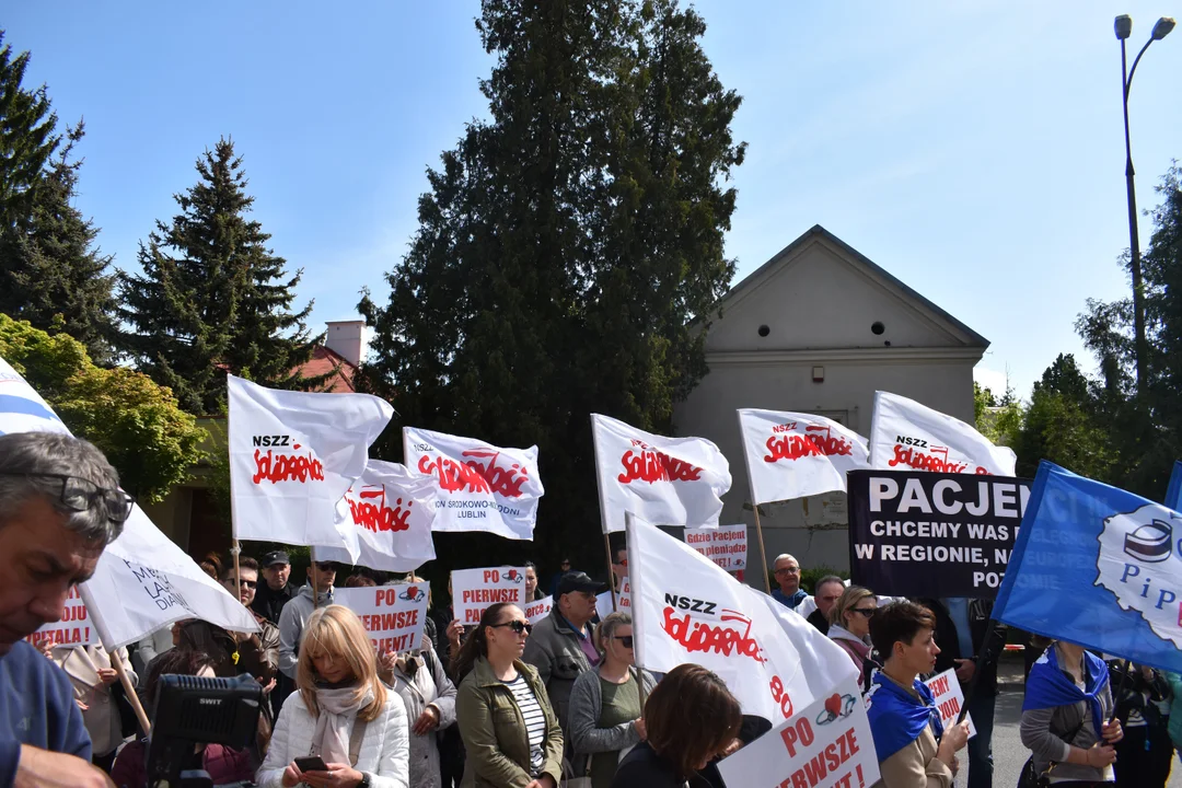 Manifestacja pracowników największego szpitala na Lubelszczyźnie