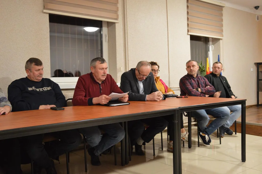 Spotkanie mieszkańców, radnych, władz powiatu i gminy Karczmiska w sprawie przebudowy drogi powiatowej Głusko - Wolica