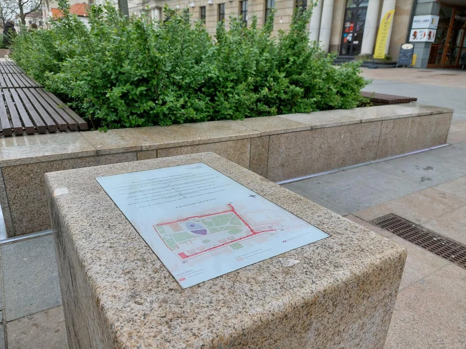 Postawiono instrukcję korzystania z placu Litewskiego [ZDJĘCIA]
