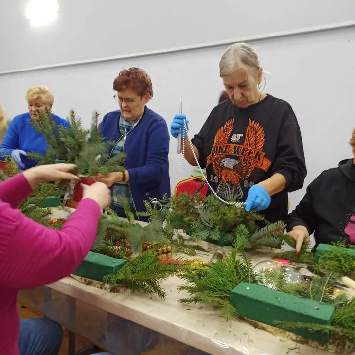 Seniorzy z gminy Trzebieszów zrobili świąteczne stroiki