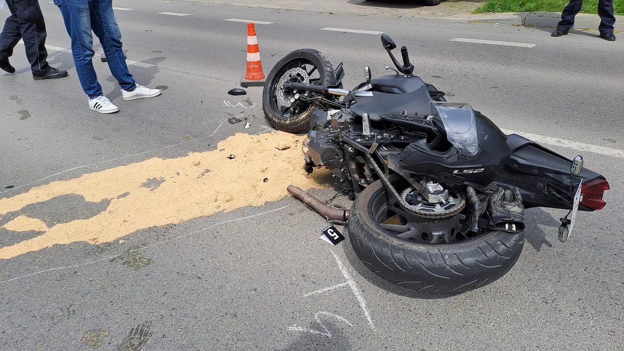 Województwo lubelskie: Jednoślad zderzył się z osobówką. Motocyklista w szpitalu