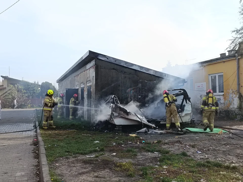 Opole Lubelskie: Pożar przyczepy kempingowej (ZDJĘCIA) - Zdjęcie główne