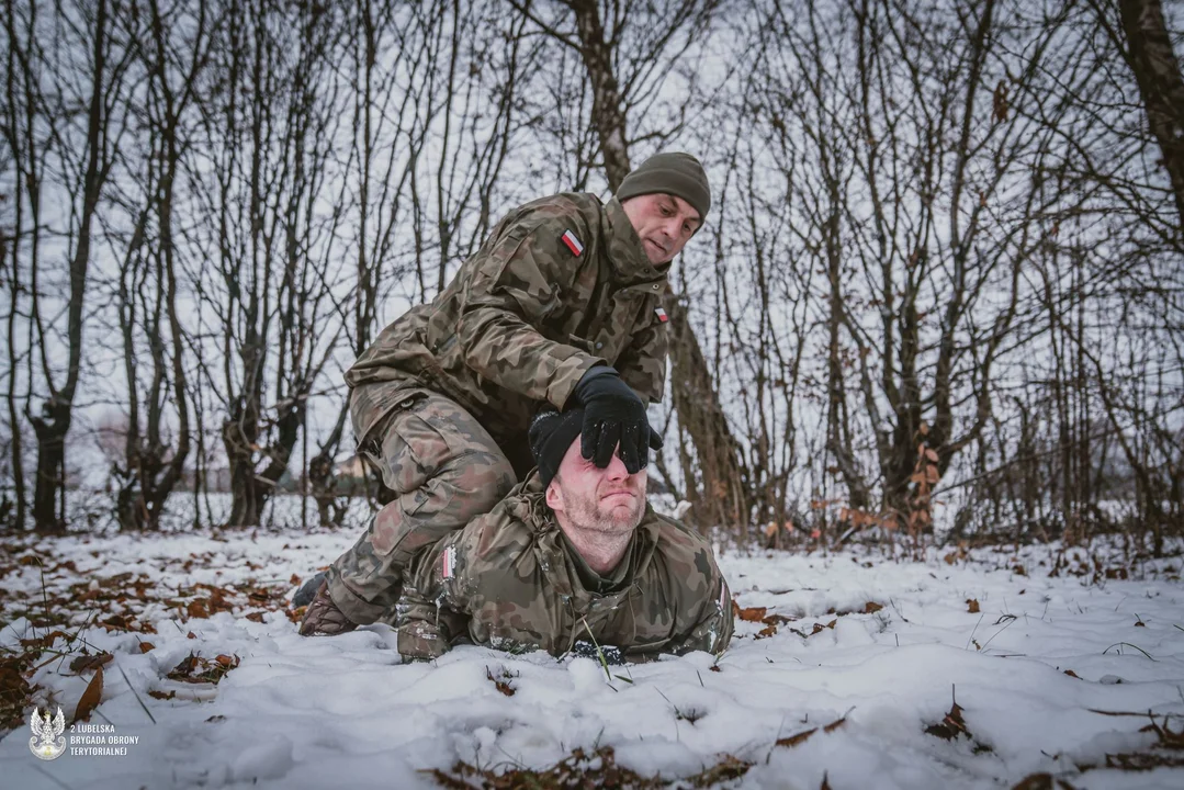 "Uczymy się tego, co realnie może się przydać w boju". Instruktor Combat 56 szkoli lubelskich terytorialsów
