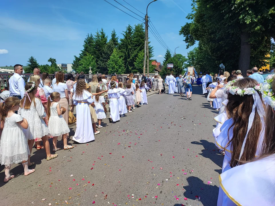 Procesja Bożego Ciała w parafii Podwyższenia Krzyża Świętego w Łukowie