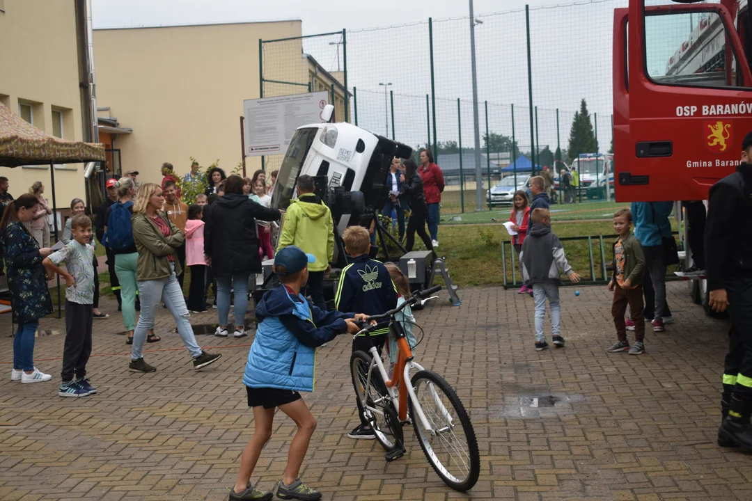 Zabawa i edukacja w jednym - tak wyglądał piknik "Bezpiecznie z Koziołkami" w Baranowie. ZOBACZ ZDJĘCIA