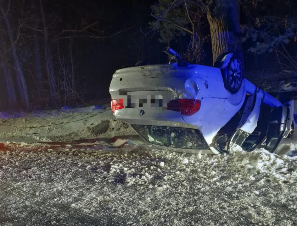 Powiat opolski: BMW wpadło w poślizg i dachowało na poboczu - Zdjęcie główne