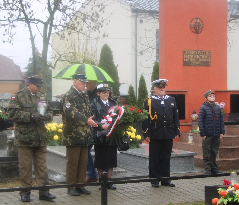 Kwiaty na grobach bohaterów na cmentarzu w Lubartowie. Obchody Święta Niepodległości (zdjęcia) - Zdjęcie główne