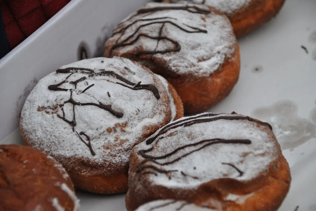 Radny Michał Kramek rozdawał dziś w Poniatowej pączki