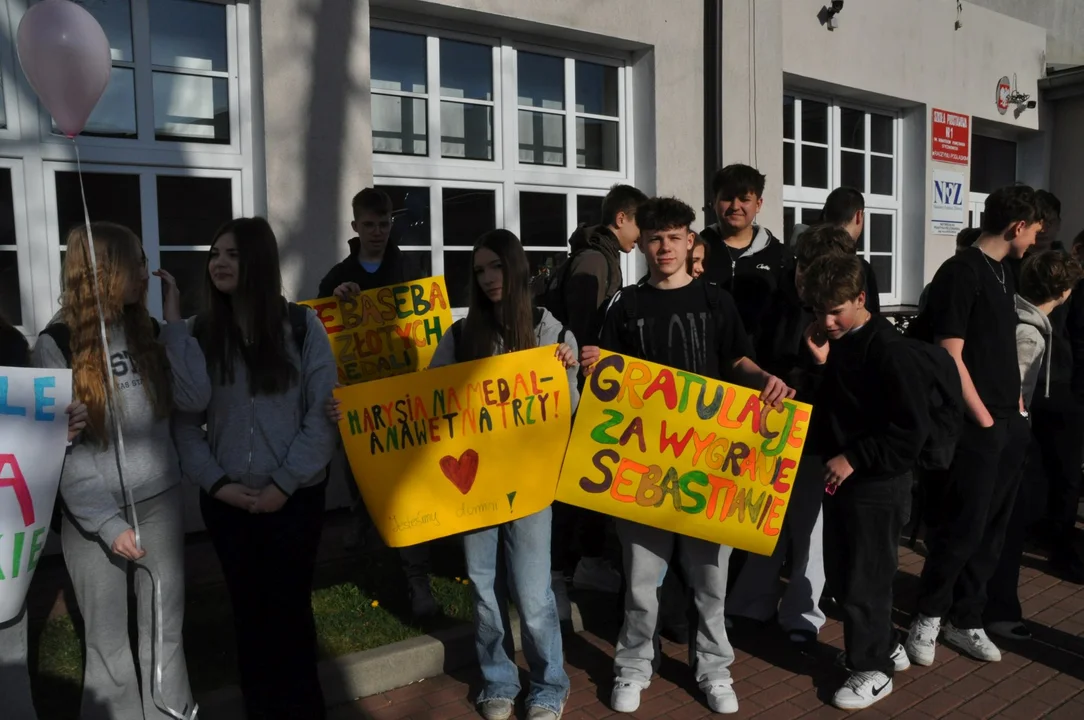 Powitanie medalistów w SP1 w Radzyniu