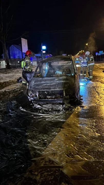 Samochód zapalił się na drodze. Akcja strażaków