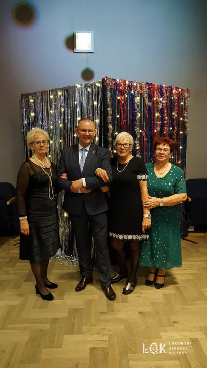 Seniorzy Łukowskiego Uniwersytetu Trzeciego Wieku świętowali andrzejki balem w stylu disco