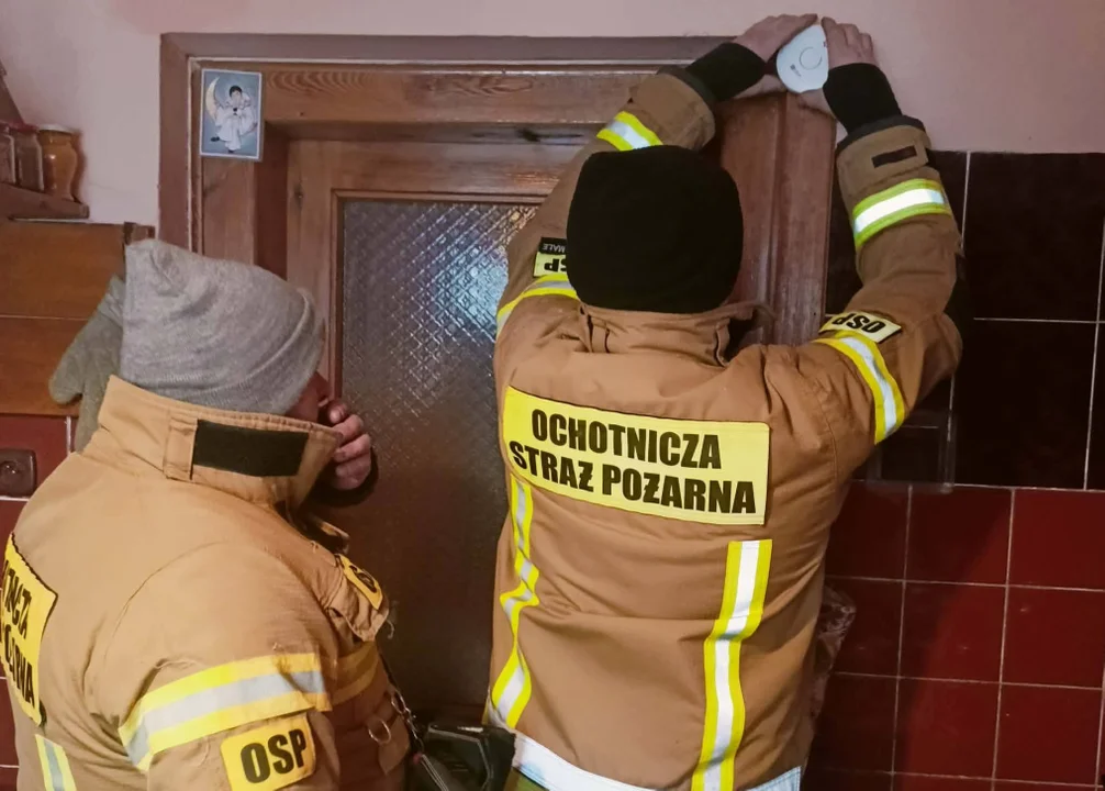 Tu strażacy pukają do drzwi mieszkańców - Zdjęcie główne