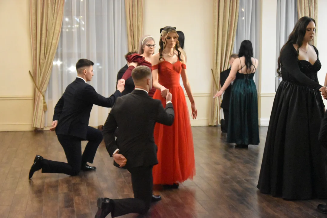 Ależ oni tańczą! Poloneza czas zacząć w międzyrzeckim ZST (ZDJĘCIA) - Zdjęcie główne