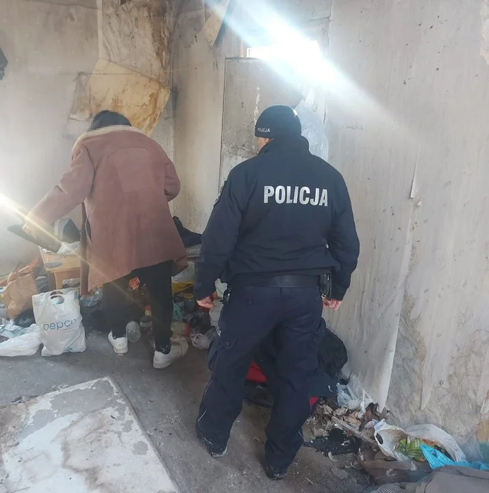 Międzyrzec Podlaski: Dzielnicowy i MOPS pomogli bezdomnym. Jeden przebywał w pustostanie - Zdjęcie główne