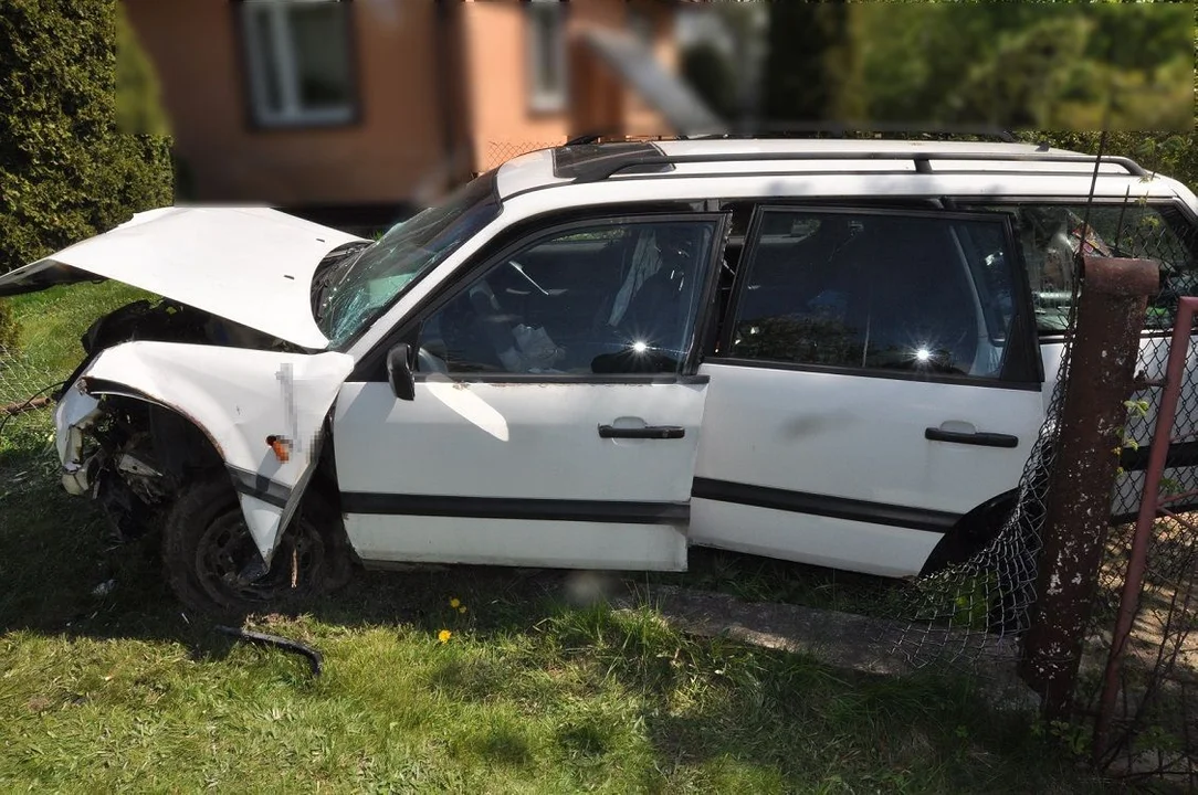 Powiat bialski: Zasnęła za kierownicą i uderzyła w zaparkowany samochód. Dwie osoby w szpitalu