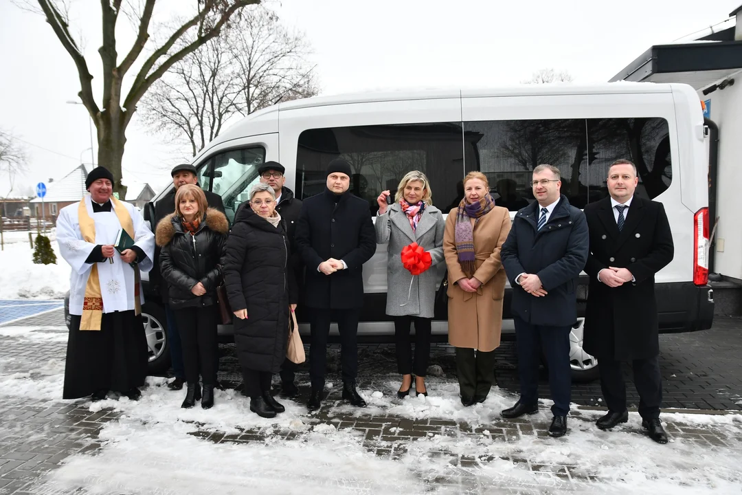 Nowy samochód dla Centrum Opiekuńczo-Mieszkalnego w Jaszczowie - Zdjęcie główne