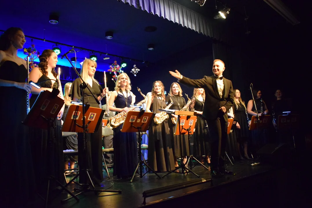 Koncert noworoczny w Lubartowie. Publiczność słuchała nawet na podłodze (zdjęcia, film) - Zdjęcie główne